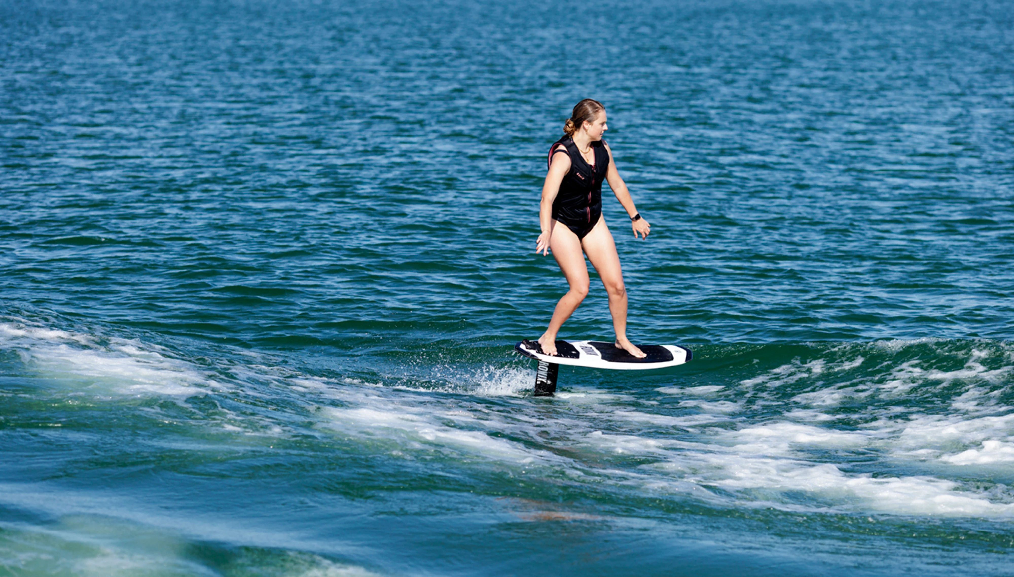 RNX25_ProductGallery_1160x660_MoonStone2